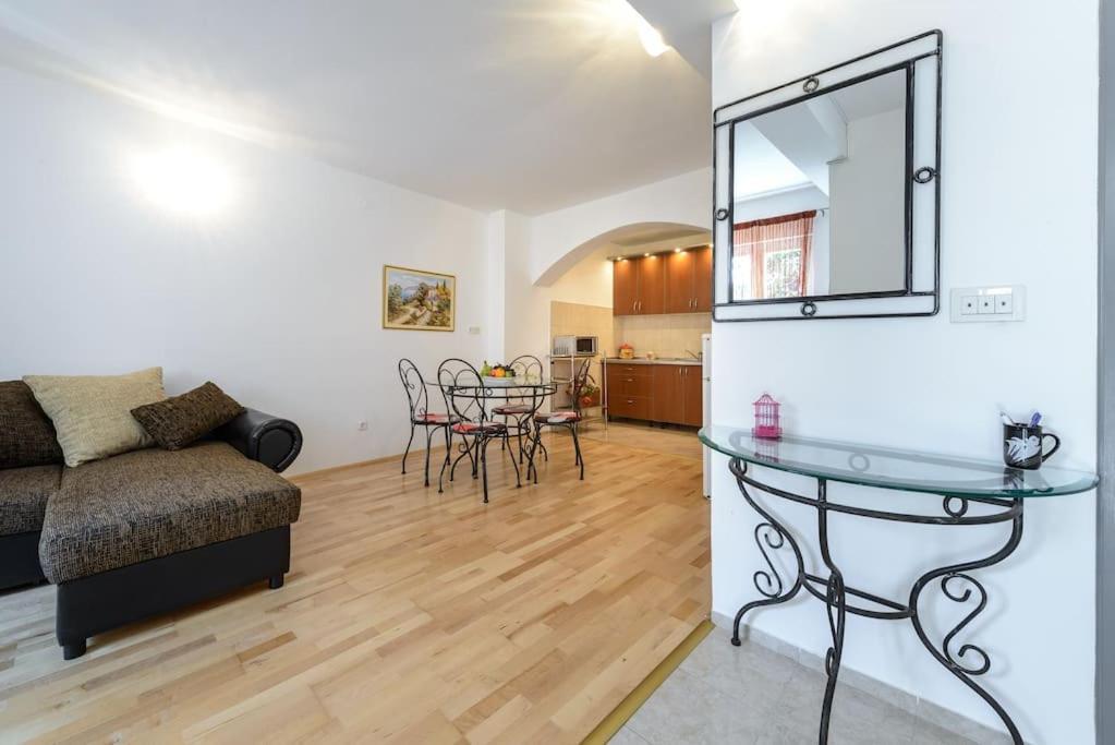 Charming Dalmatian 2-bedroom In The Heart Of Old Town